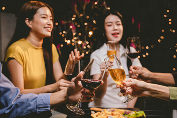 A group of friends enjoy an outdoor evening, drinking wine in a friendly and lively atmosphere. They celebrate togetherness, happiness and bonding.