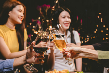 A group of friends enjoy an outdoor evening, drinking wine in a friendly and lively atmosphere. They celebrate togetherness, happiness and bonding.