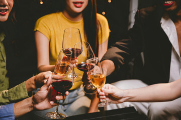 A group of friends enjoy an outdoor evening, drinking wine in a friendly and lively atmosphere. They celebrate togetherness, happiness and bonding.