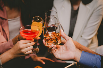 A group of friends enjoy an outdoor evening, drinking wine in a friendly and lively atmosphere. They celebrate togetherness, happiness and bonding.