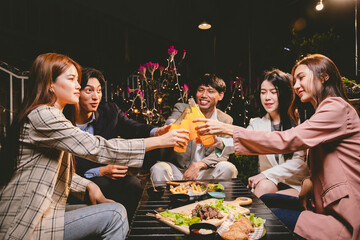 A group of cheerful friends enjoy drinks at a joyful celebration. They smile and laugh, sharing moments of happiness, togetherness and relaxation in a lively social atmosphere.