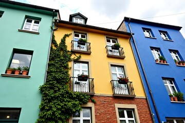 Obraz premium Charming Street Scene with Colorful Buildings, Ornate Details, and Cobblestone Pathway