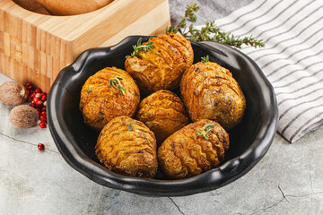 Baked baby potato with thyme