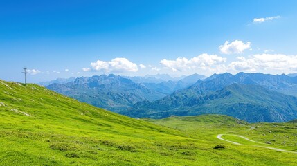 Obraz premium Panoramic view of green mountain range under a clear blue sky.