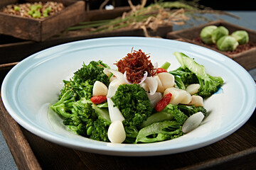 Boiled wolfberry, garlic, lily and broccoli