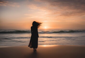 夕日を見つめる女のシルエット