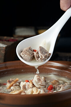 Winter nourishing stone pot stewed lamb chops with yam, wolfberry, codonopsis and red dates