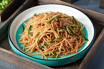 Delicious stir-fried leeks, minced meat and shredded potatoes