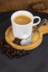 Tazzina di caffè espresso all'italiana con chicchi di caffè