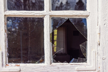 Window with broken glass on a croft © Lars Johansson