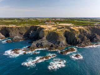 Faro de Cabo Sardão en Ponta do Cavaleiro en el pueblo de Odemira, parroquia de São Teotónio,...