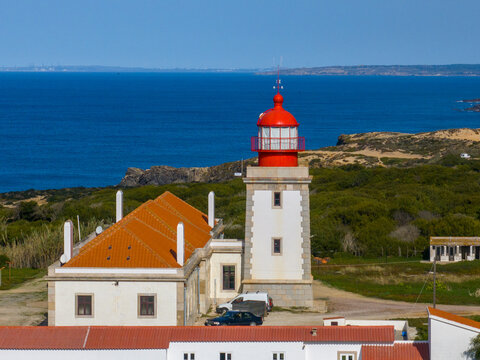 Faro de Cabo Sard&atilde;o en Ponta do Cavaleiro en el pueblo de Odemira, parroquia de S&atilde;o Teot&oacute;nio, punto m&aacute;s occidental, regi&oacute;n de Alentejo de Portugal