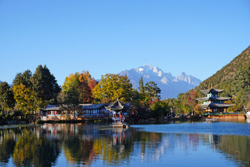 Naklejka premium Black dragon pool in Lijiang Ancient Town with best views of Jade Dragon Snow Mountain. Famous travelling destination in Yunnan province, China
