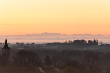 Alpenpanorama mit Nebelmeer im Alpenvorland. Aussicht bei Magolsheim auf der Schwäbischen Alb. Blick Richtung Südost auf die Zugspitze. Sonnenaufgang und Nebel im Spätherbst.