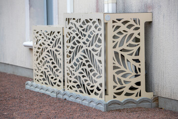 Double unité de climatisation extérieure avec une grille de protection élégante blanche et...