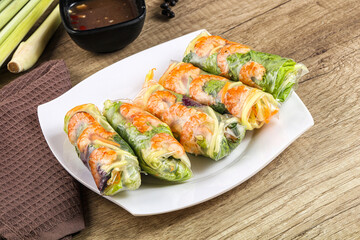 Vietnamese spring roll with prawn and mango