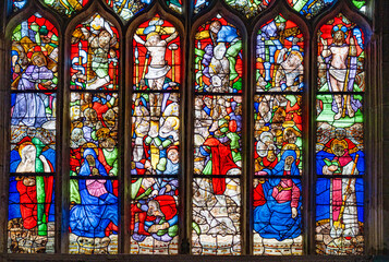 F, Bretagne, Finist&egrave;re, Guengat, Kirche mit Glasfenstern im Chorraum