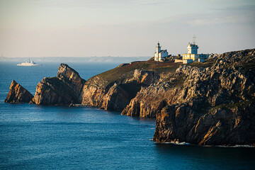 F, Bretagne, Finist&egrave;re, Einfahrt zur Rade von Brest, mit der Pointe de Toulinguet und einer einfahrenden Fregatte der franz&ouml;sischen Marine; Fregatte der Aquitaine-Klasse