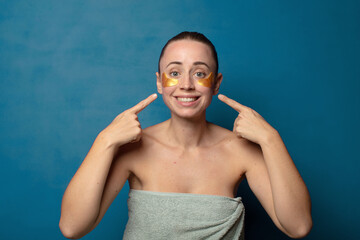 Fototapeta premium smiling confidently pointing to own broad smile, positive, relaxed, satisfied attitude