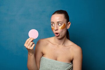 feeling shocked and surprised, looking to copy space on the side with amazed, open-mouthed look