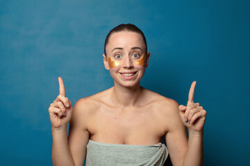 Obraz premium feeling awed and open mouthed pointing upwards with a shocked and surprised look