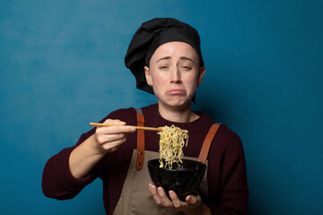 blonde young pretty chef woman with a ramen bowl