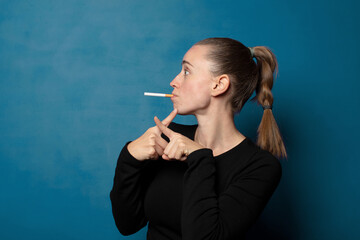 Obraz premium blonde young pretty woman with a cigarette