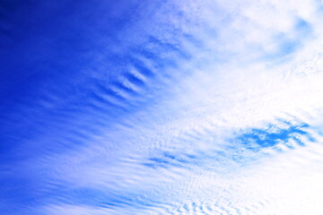 美しくデザイン的な秋の雲