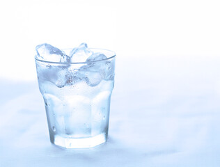 1杯の冷たいお水