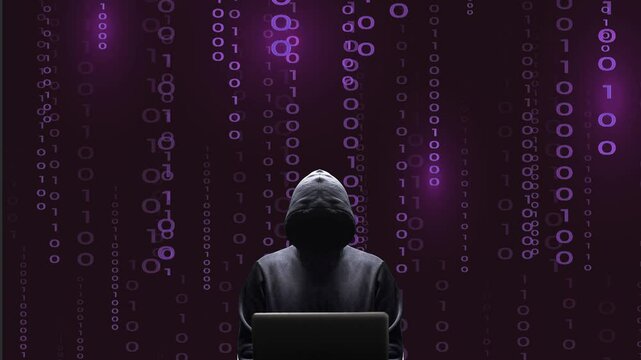 Silhouette noire centr&eacute;e du cybercriminel devant son &eacute;cran d'ordinateur portable sur fond de donn&eacute;es binaires anim&eacute;es couleur violettes