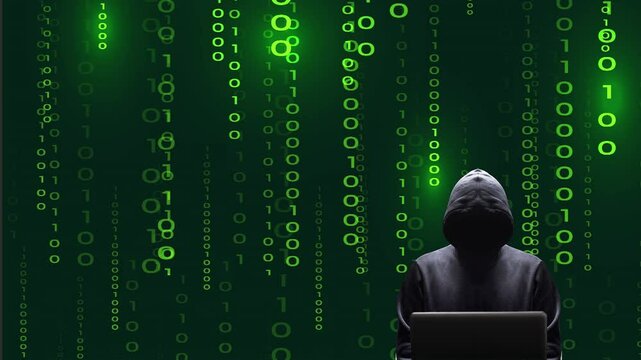 Silhouette noire d&eacute;cal&eacute;e sur la droite du cybercriminel devant son &eacute;cran d'ordinateur portable sur fond de donn&eacute;es binaires anim&eacute;es vertes
