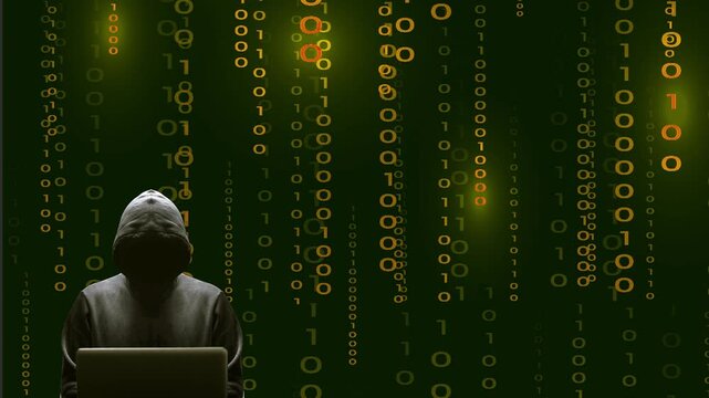 Silhouette noire d&eacute;cal&eacute;e sur la gauche du cybercriminel devant son &eacute;cran d'ordinateur portable sur fond de donn&eacute;es binaires or