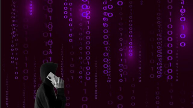 Harc&egrave;lement : Silhouette noire du cybercriminel avec un smartphone &agrave; la main et &agrave; l'oreille sur fond de donn&eacute;es binaires violettes