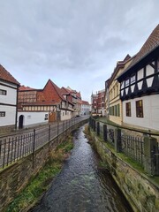 das wunderschöne Quedlinburg in Sachsen - Anhalt, mit atmosphärischem Himmel