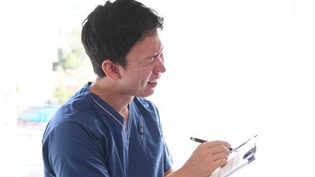怒られている最中の若い男性の医療従事者
