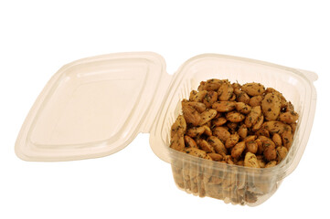 Barquette en plastique transparent d'amandes aux herbes en gros plan sur fond blanc