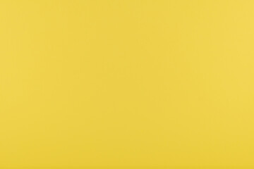 Panorama de fond uni en papier jaune soleil pour création d'arrière plan.	