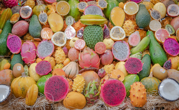 Etalage de fruits exotiques et tropicaux sur un march&eacute;. 