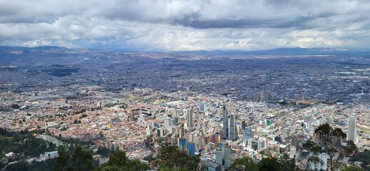 Obraz premium A panoramic view of Bogotá, Colombia, showcasing the sprawling cityscape with its mix of modern skyscrapers and historic architecture.