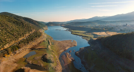 Le lac de Vin&ccedil;a au d&eacute;but de l'hiver &agrave; son niveau le plus bas