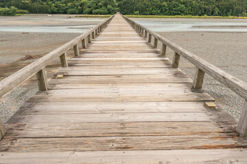 木道　Old wooden bridge with perspective