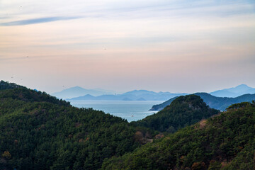 Naklejka premium tranquil seascape of sea and islands during sunset