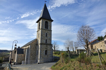 Fototapeta premium Vue sur Mialanes et son église, commune du Malzieu-Forain, Lozère en France 