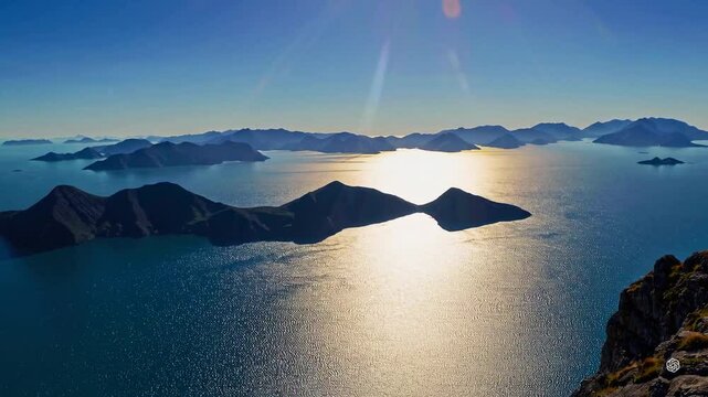Vue d'une montagne du monde inond&eacute; et recouvert par les oc&eacute;ans