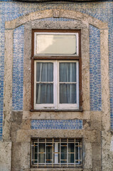 Fototapeta premium The narrow alleys and old buildings of the Alfama neighborhood in Lisbon in the late afternoon