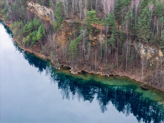 Obraz premium Jaworzno, Polska, krajobraz atrakcyjnych okolic miasta z pięknymi lasami i krystalicznie czystymi jeziorami
