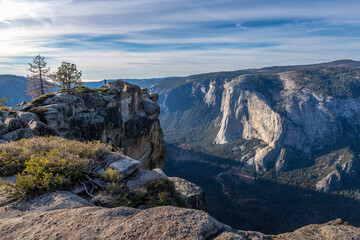 Obraz premium Hiking Taft Point with a view of Half Dome