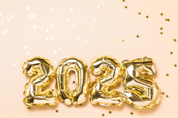 New year 2025 celebration card mockup. Gold foil helium balloon number 2025, party decoration, gold...