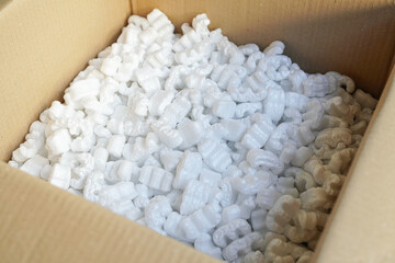 Sustainable packaging made of biodegradable and environmentally friendly materials, peanut-shaped cushioning material　