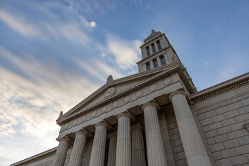 The George Washington Masonic Memorial in Alexandria, Virginia, showcases stunning neoclassical architecture and rich historical significance.